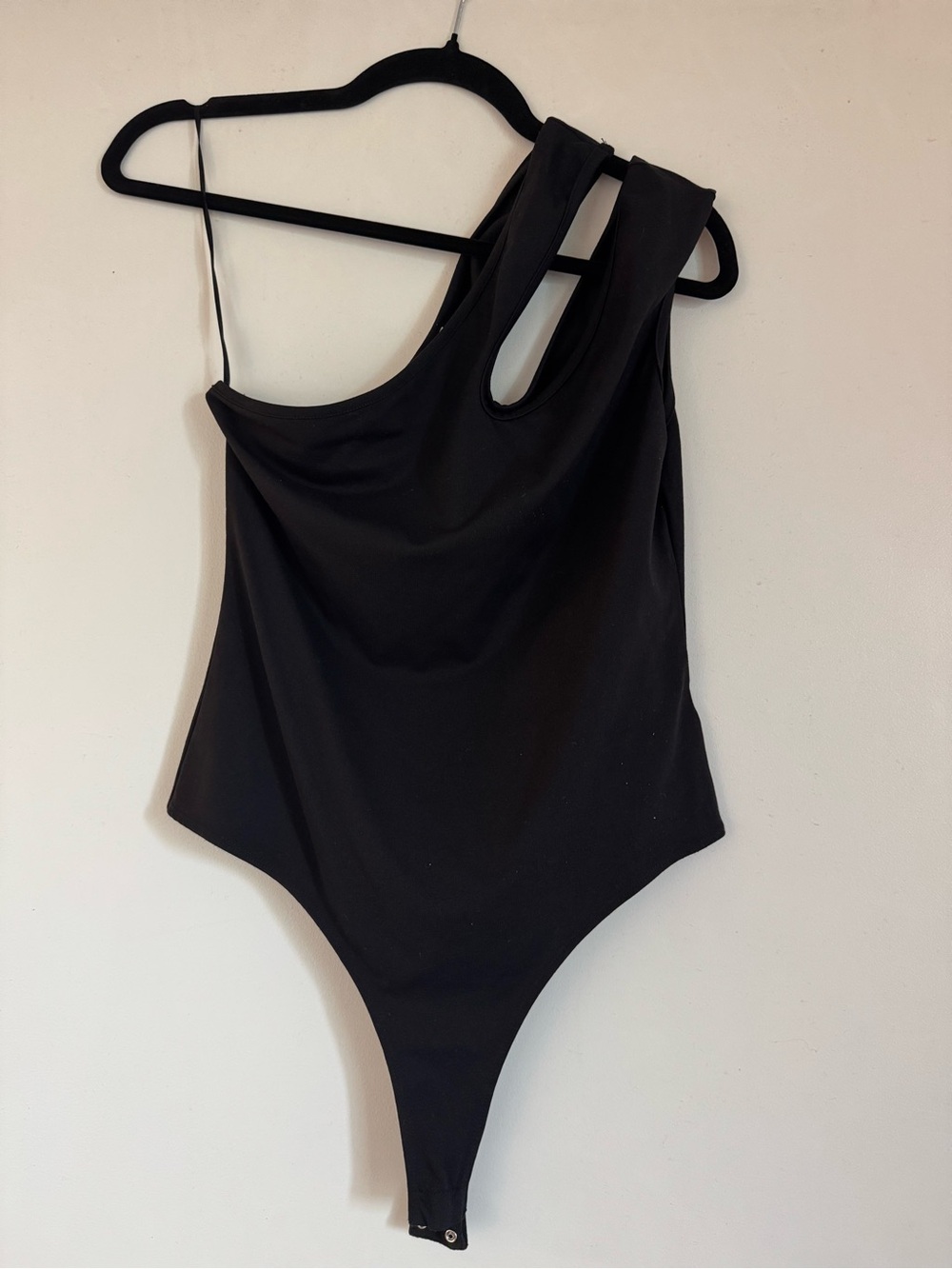 Le Lis Black One-Shoulder Cutout Top